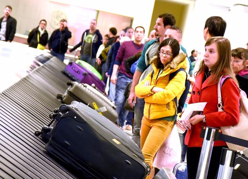 Um Turista Ao Descer No Aeroporto De Londres