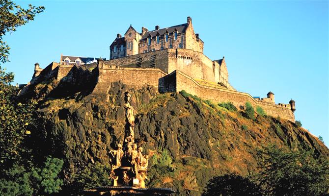 Castelos como o Castelo de Edimburgo, na Escócia, são um dos atrativos mais procurados pelos brasileiros