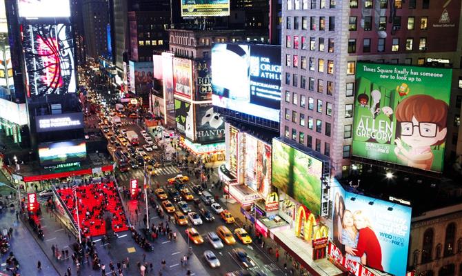 Times Square, em Nova York, fica ainda mais iluminada no ano novo