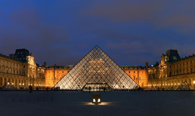 Museu do Louvre, em Paris, conta com a pintura de Mona Lisa