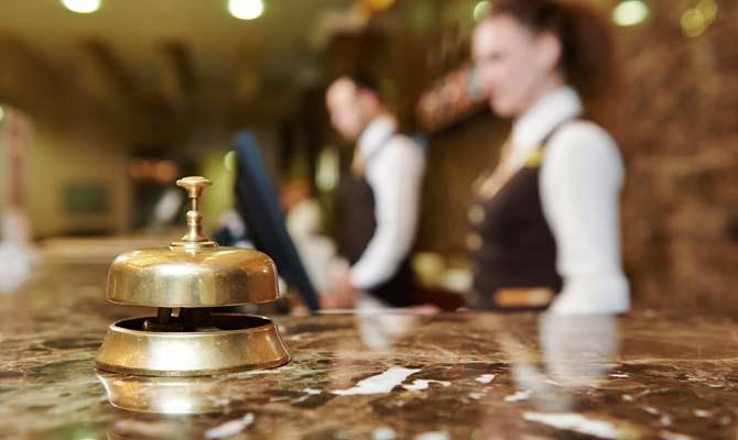 Os números reduzidos de funcionários nos hotéis prejudicam os níveis de serviço e limitam a disponibilidade de instalações para os viajantes