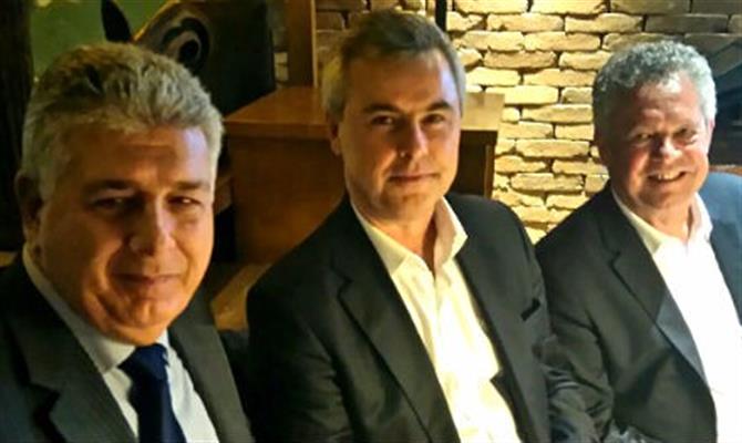 Caio Calfat, consultor da B&B, Olivier Coustet, diretor da rede no Brasil, e Georges Sampeur, CEO do grupo francês