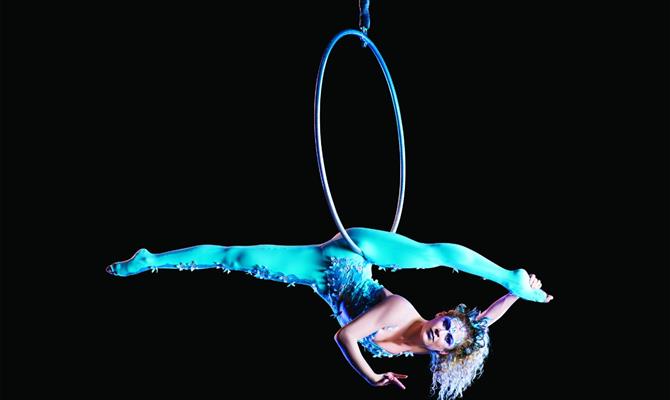 Acrobata do Cirque du Soleil em ação