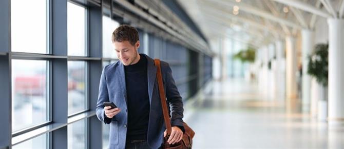 Uso de aplicativos móveis para agendar viagens se tornou comum, mas ainda há quem prefira os agentes de viagens
