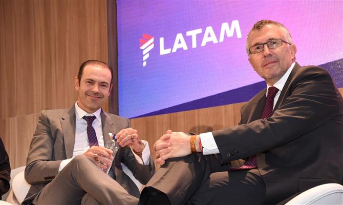 Mauricio Rolim e Enrique Cueto, em imagem no dia da fusão das marcas Tam e Lan
