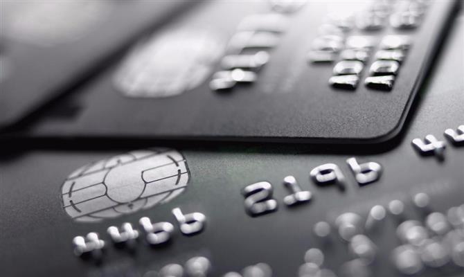 Visa e Mastercard agora fazem a conversão das compras e despesas utilizando uma taxa de câmbio favorável