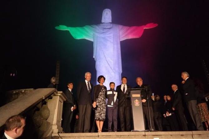 O premier italiano, Matteo Renzi (no centro, ao lado do arcebispo do Rio, dom Orani  Tempesta)  veio  à  cidade  pouco  antes  do  início  dos  Jogos Olímpicos