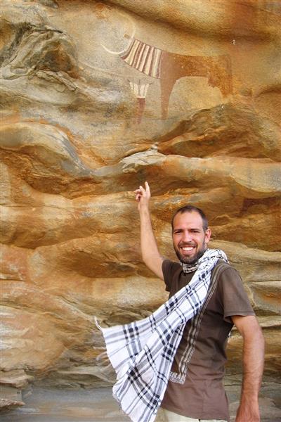 Na foto, o viajante, Guilherme Canever visitando as pinturas rupestre de Laas Geel, na Somalilândia 