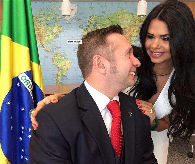 À época, Alessandro Teixeira causou polêmica após fotos serem divulgadas no Facebook de sua esposa Milena Santos