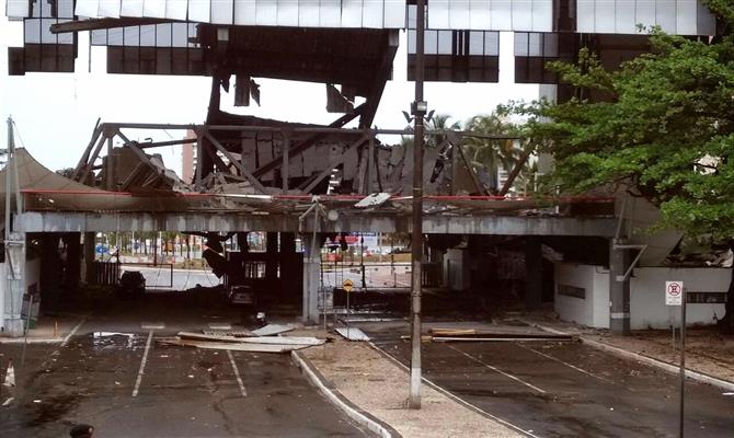 Imagem do Centro de Convenções da Bahia após o desabamento de parte da estrutura