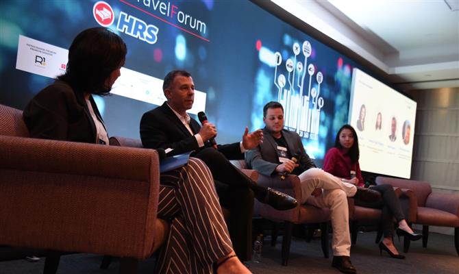 Marcel Frigeira, da IBM, fala durante painel mediado por Aline Bueno, da HRS, Nilton Albiero Jr., da Nokia, e Gabriela Fujiki, da Netshoes