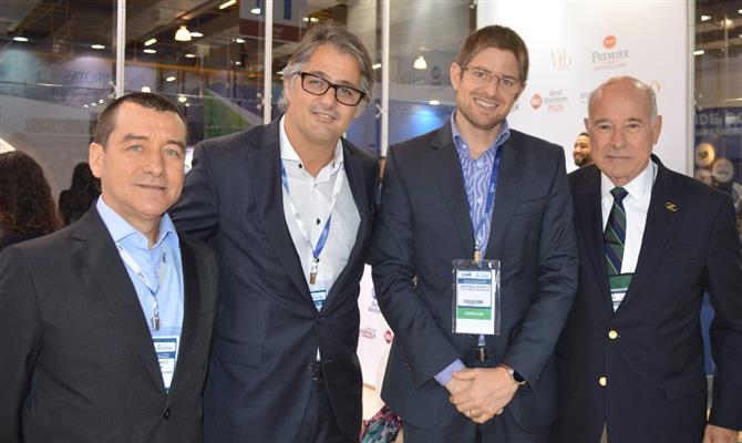 Ivan Blanco, Diego Garcia e Gonzalo Romero, da Aerolíneas Argentinas, e Guillermo Alcorta, da PANROTAS