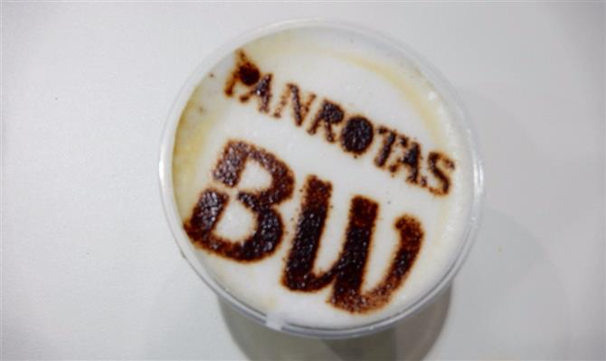 As logomarcas da PANROTAS e da Best Western dão o toque final da preparação da bebida