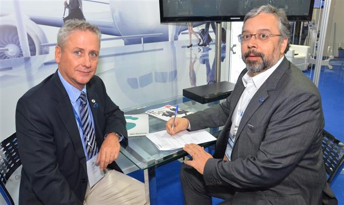 O presidente do Reserve, Luís Vabo, assina contrato com o diretor da BK21, Sergio Linares, durante o segundo dia de Abav Expo 2016
