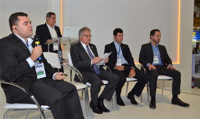 Sidney Lima Filho, Edmar Bull, Rubens Schwartzman e Augusto Cruz no debate promovido na Vila do Saber