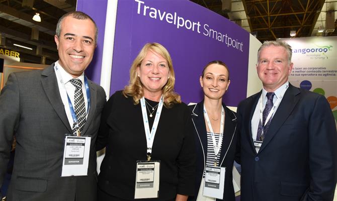 O gerente geral da Travelport Brasil, Luís Carlos Vargas, e parte da equipe internacional que prestigia a feira: Sharon Poulos, Erika Moore e Bret Kidd