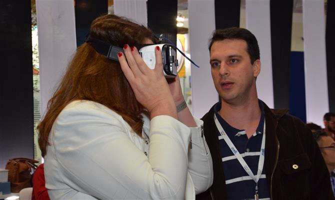 Magda Nassar experimenta plataforma de realidade virtual vencedora do Hackaton