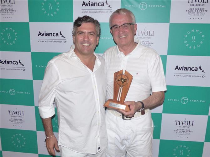 Tarcísio Gargioni, da Avianca Brasil, recebe o prêmio das mãos do diretor geral do Tivoli Praia do Forte, João Eça Pinheiro