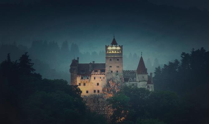 Os clientes que participarem da promoção do Airbnb poderão passar a noite de Halloween no Castelo Drácula, na Romênia
