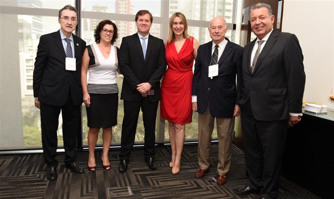 O ministro Marx Beltrão com Eraldo Alves da Cruz, da CNC, Patricia Thomas, da Alagev, Luciane Leite, da Reed Exhibitions, Guillermo Alcorta, da PANROTAS, e Alexandre Sampaio, da CNC/FBHA