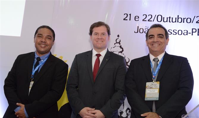 O ministro do Turismo, Marx Beltrão, entre Claudio Junior e Bruno Mesquita, organizadores do Festival de Turismo de João Pessoa