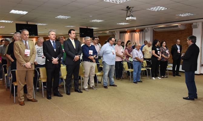Fernando Santos, presidente da Aviesp, faz homenagem ao falecido José Antonio Parpinelli com os presentes