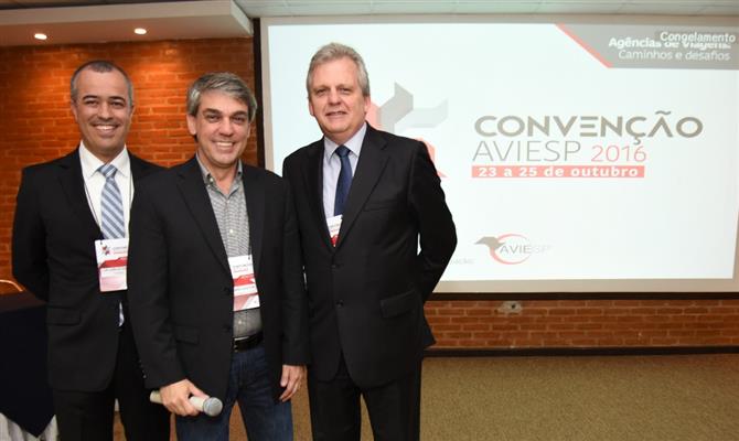 Luis Carlos Vargas, da Travelport, com Fernando Santos e Edmar Bull, presidentes de Aviesp e Abav