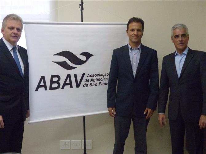 O presidente da Abav Nacional, Edmar Bull, e o presidente da Abav-SP, Marcos Balsamão, ladeiam o vice-presidente da Travel Ace, Roberto Roman