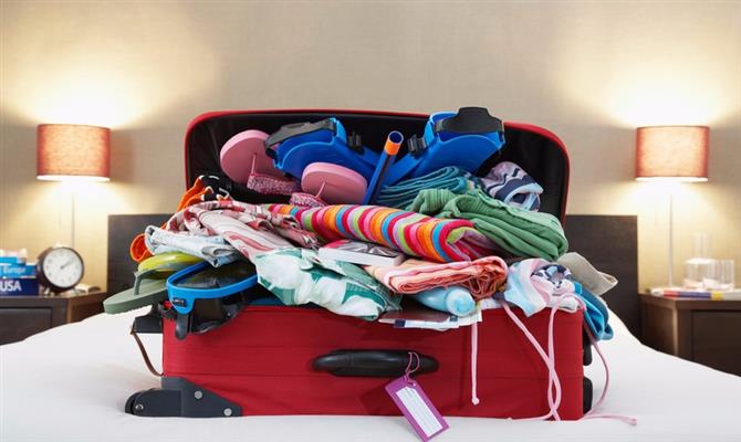 Deixe uma mala cheia fora do seu alcance em viagens