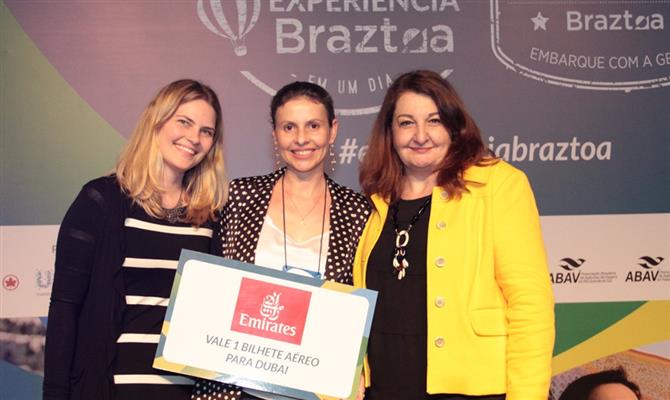 Naise Roglio, da Conceito Viagens, de Florianópolis, recebeviagem para Dubai das mãos de Magda Nassar e Ana Paula Garcia, da Abav-PR.