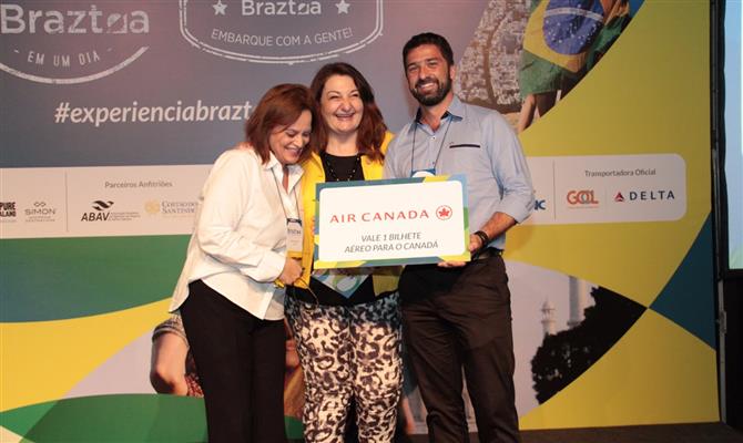 João Machado, presidente da Abav-RS, recebe o prêmio viagem ao Canadá em nome da agente Flavia Bertussi, da Ilha Viagens, de Passo Fundo (RS)