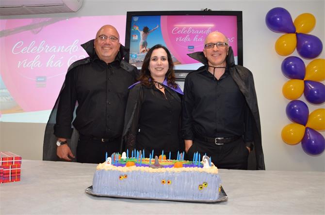 Marcelo Leone, Andreia Leone e Aldo Leone Filho, assumindo o lado vampiro na festa de aniversário da empresa