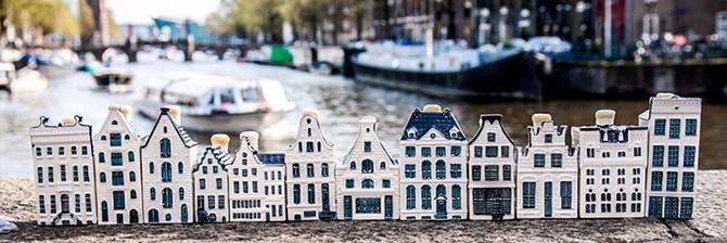Desde de 1950, a KLM distribui miniaturas de porcelana Delft aos passageiros. Ao todo, são 97 peças.