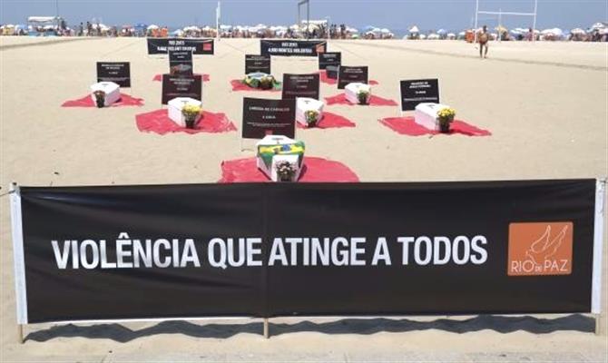 Manifestação nas areias de Copacabana para denunciar mortes por causas violentas 