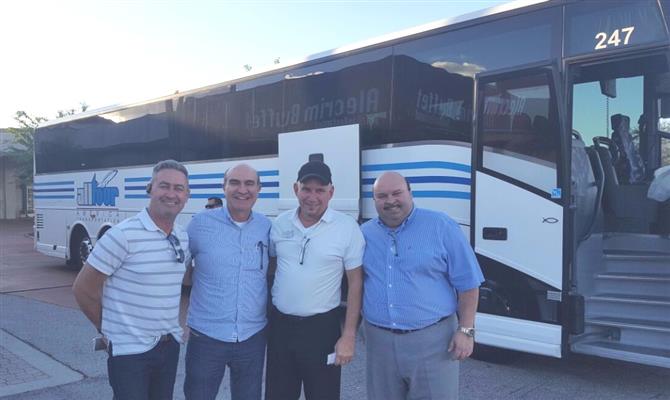 Cipeda (segundo à esquerda) enviou esta foto ao PANROTAS, com um dos ônibus que fazem a linha Orlando-Miami, tr~es vezes ao dia, para a Alltour