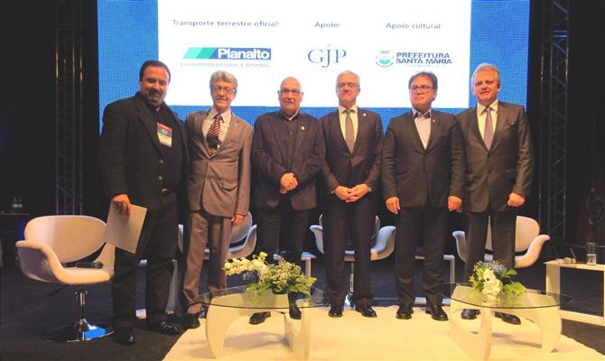 Claudio Schapochnik, mediador do painel, José Roberto Oliveira, do Amigo das Missões, Victor Hugo, secretário de Turismo, Carlos Cesar Baltar, consul da Argentina, Vinicius Lummertz, da Embratur, e Edmar Bull, da Abav Nacional