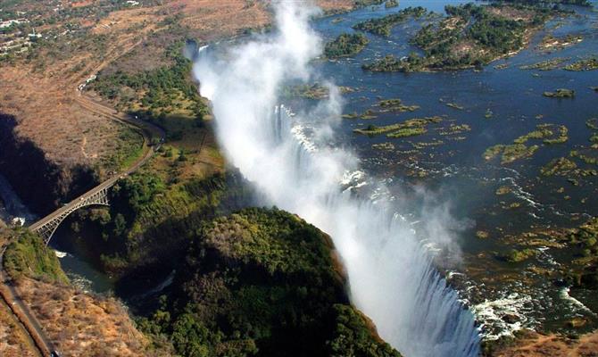 Victoria Falls: uma das sete maravilhas do mundo que divide dois países africanos