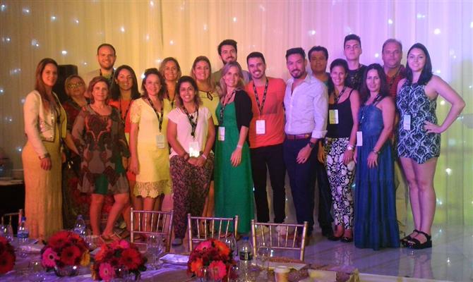 Os agentes de viagens participantes da capacitação em casamentos, com Leonel Reyes, Carla Cecchele e Carlos Soltero, da RCD Hotels