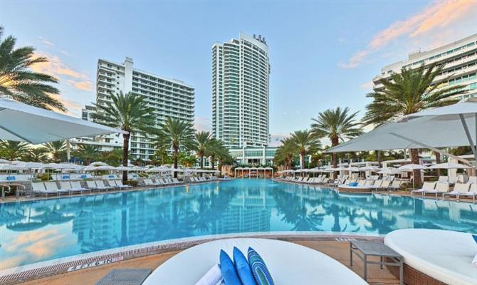 Área da piscina do Fontainebleau Beach, em Miami