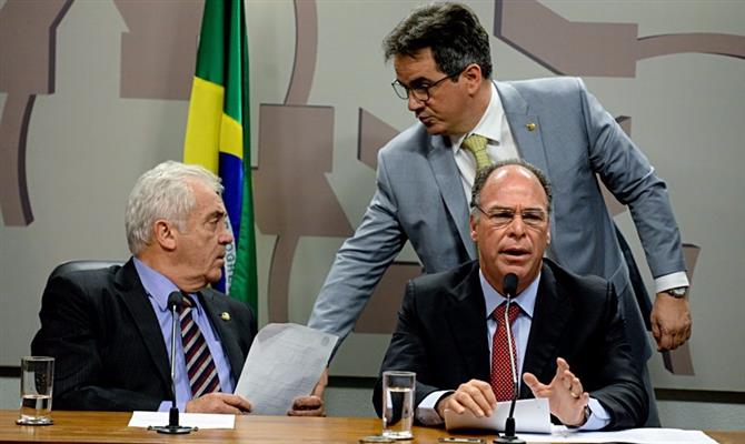 O presidente da Comissão Especial do Desenvolvimento Nacional, Otto Alencar, conversa com o autor da proposta, Ciro Nogueira, enquanto o relator, Fernando Bezerra Coelho, apresenta seu parecer durante a votação de ontem (9)
