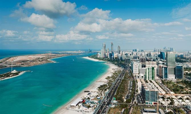 Capital dos Emirados Árabes Unidos, Abu Dhabi tem cerca de 1,2 milhão de habitantes