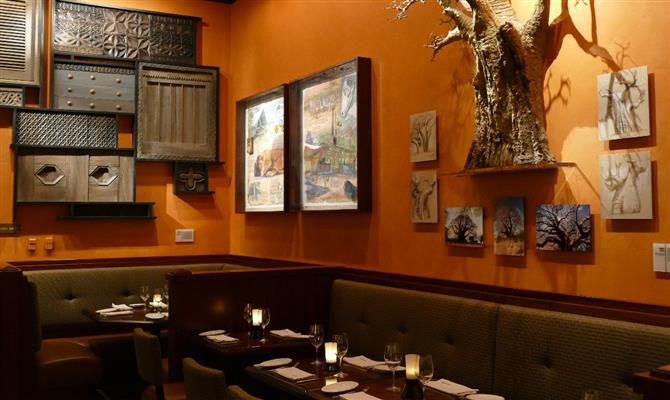 Obras de arte, fotos e gravuras decoram os salões do restaurante Tiffins