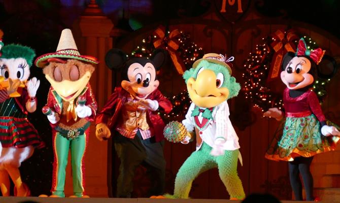 Ao lado de seu amigo mexicano, Panchito, Zé Carioca participa do Natal do Mickey