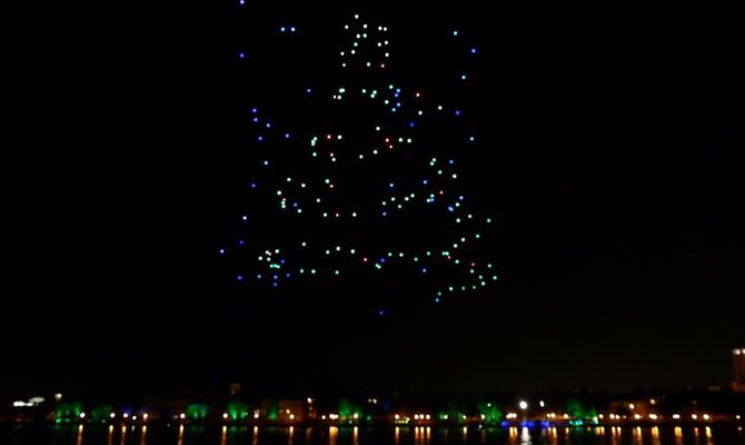 Durante show, conjunto de drones formam uma árvore de Natal