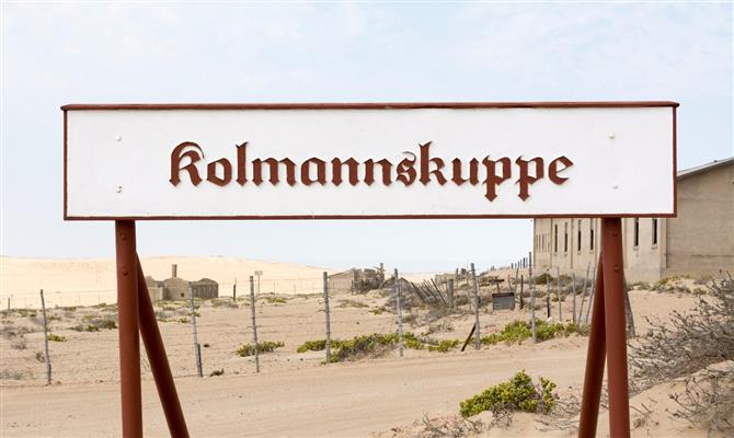 Placa com o nome da cidade - em alemão-, logo na entrada do local