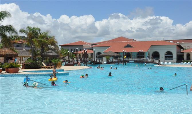 A extensa área de piscinas com serviço all inclusive é um dos grandes atrativos do hotel em Imbassaí