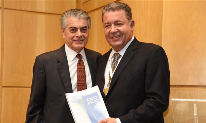 Representando o ministro do Turismo Marx Beltrão, Alberto Alves recebe de Alexandre Sampaio o texto com atualizações da Lei 11.771/2008