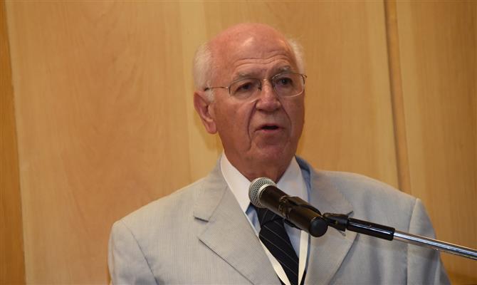 O professor José Pastore, durante seu painel no Seminário Jurídico do Turismo