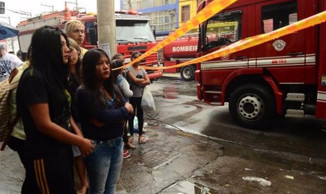 Desabrigados acompanham trabalho dos bombeiros após incêndio na região do Brás