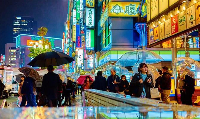 Pessoas caminham por Tóquio, maior cidade do Japão